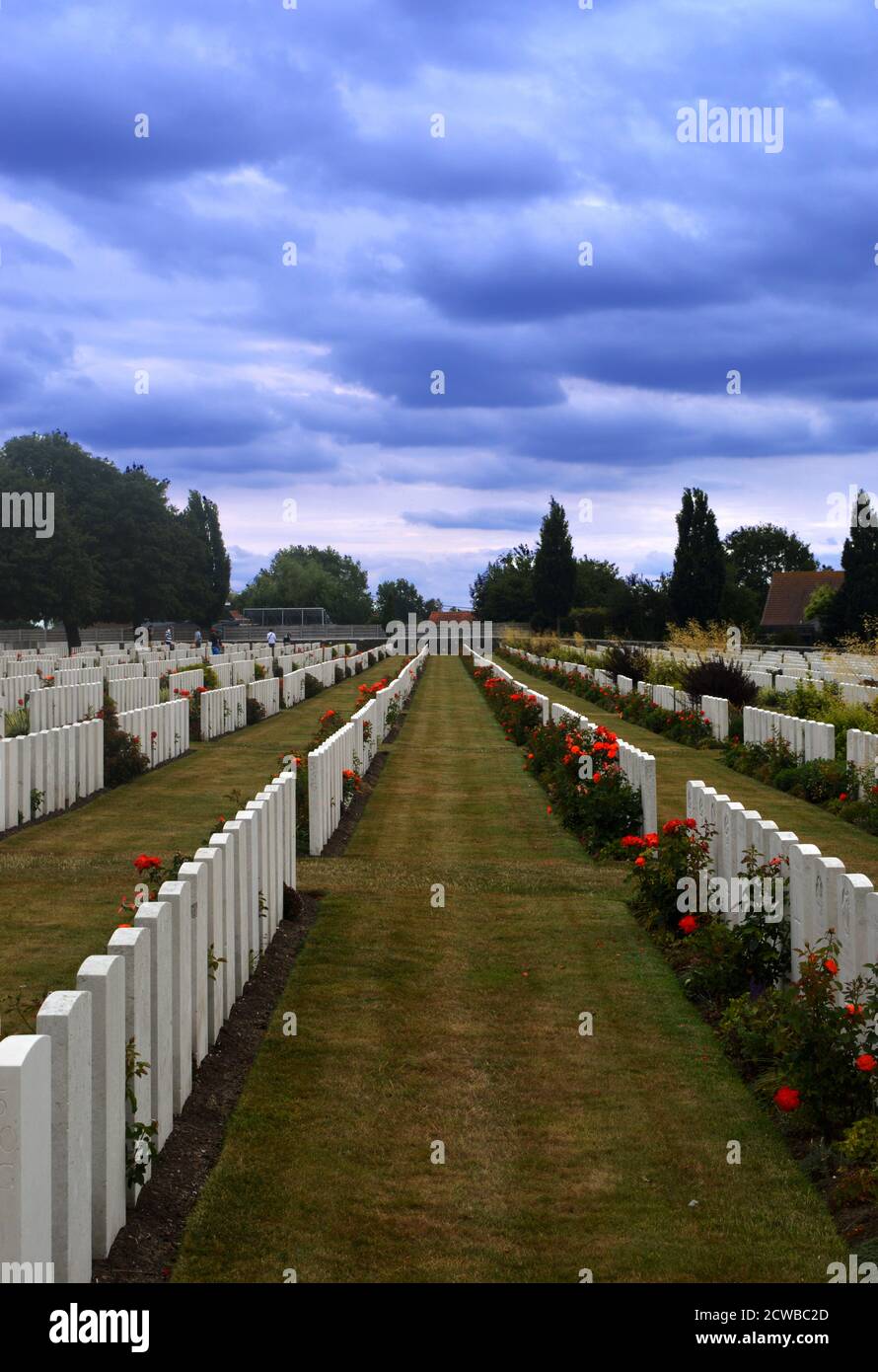 Sanctuary Wood Cemetery pour les morts de la première Guerre mondiale, à 5 km à l'est d'Ypres, Belgique. Sanctuary Wood a été nommé par les troupes britanniques en novembre 1914, lorsqu'il a été utilisé pour abriter les troupes. Les combats y ont eu lieu en septembre 1915 et ils ont été combattus par des soldats canadiens et allemands pendant la bataille du mont Sorrel au début de juin 1916. La majorité de ces tombes proviennent des batailles autour d'Ypres en 1914 et de l'offensive alliée à la fin de 1917. Banque D'Images