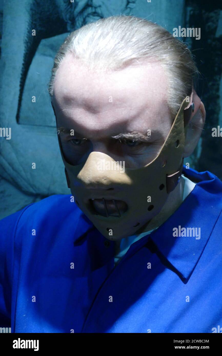 Cire représentant le Dr Hannibal Lecter, personnage fictif d'une série de romans de suspense de Thomas Harris. Il est un psychiatre judiciaire respecté de Baltimore, ainsi qu'un tueur en série cannibalistique. Après avoir été pris et incarcéré pour ses crimes, il consulte le FBI pour les aider à trouver d'autres tueurs en série. Banque D'Images