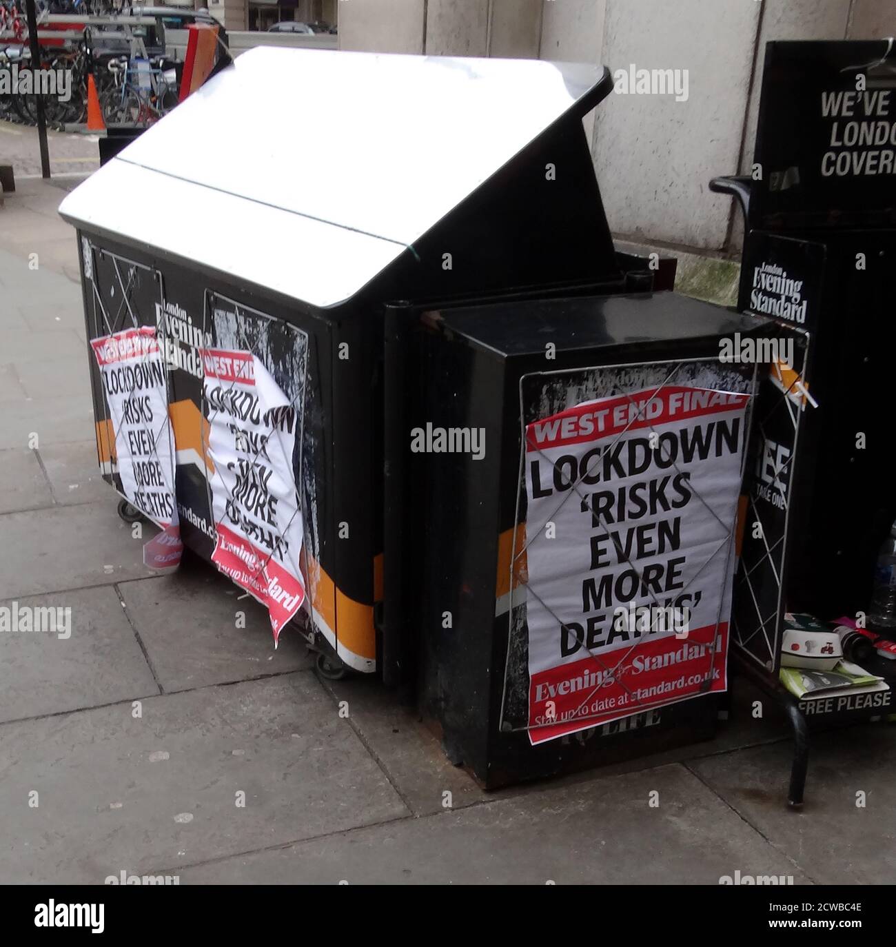 Affiche du journal de la norme du soir sur le stand de vente, lors de la pandémie COVID-19, le 14 mars 2020 Banque D'Images