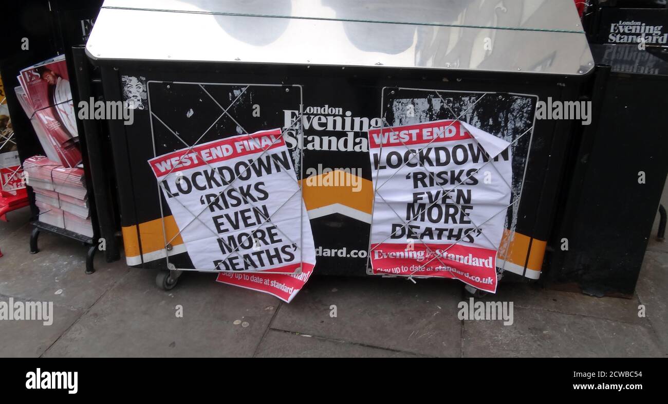 Affiche du journal de la norme du soir sur le stand de vente, lors de la pandémie COVID-19, le 14 mars 2020 Banque D'Images