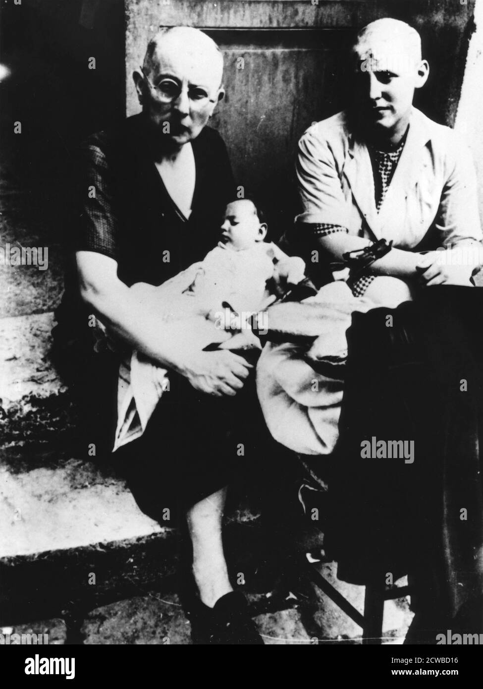 Deux collaboratrices françaises, Chartres, France, 1944. La mère et sa fille ont toutes deux des têtes rasées, une punition infligée à des femmes censées être coupables de collaborer avec les Nazis pendant l'occupation. Le photographe est inconnu. Banque D'Images