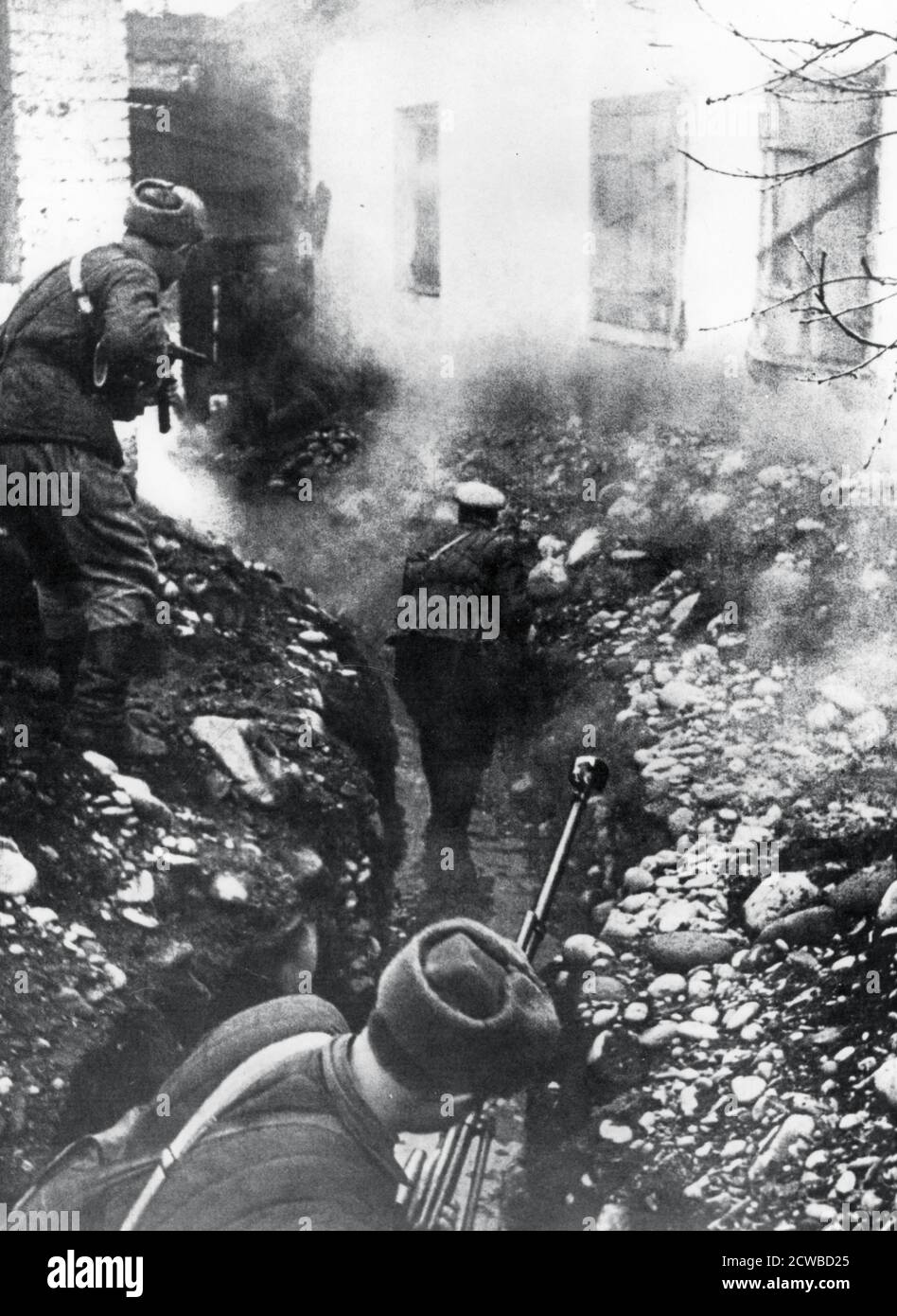 Troupes russes libérant un village près d'Ordhonikidze, Caucase, 1942. L'offensive allemande visant à sécuriser les gisements de pétrole de l'Azerbaïdjan a été interrompue par l'Armée rouge dans le Caucase à l'automne 1942. A partir de janvier 1943, plusieurs contre-offensives russes, associées à la catastrophe imminente de Stalingrad, ont forcé les Allemands à se retirer. Le photographe est inconnu. Banque D'Images
