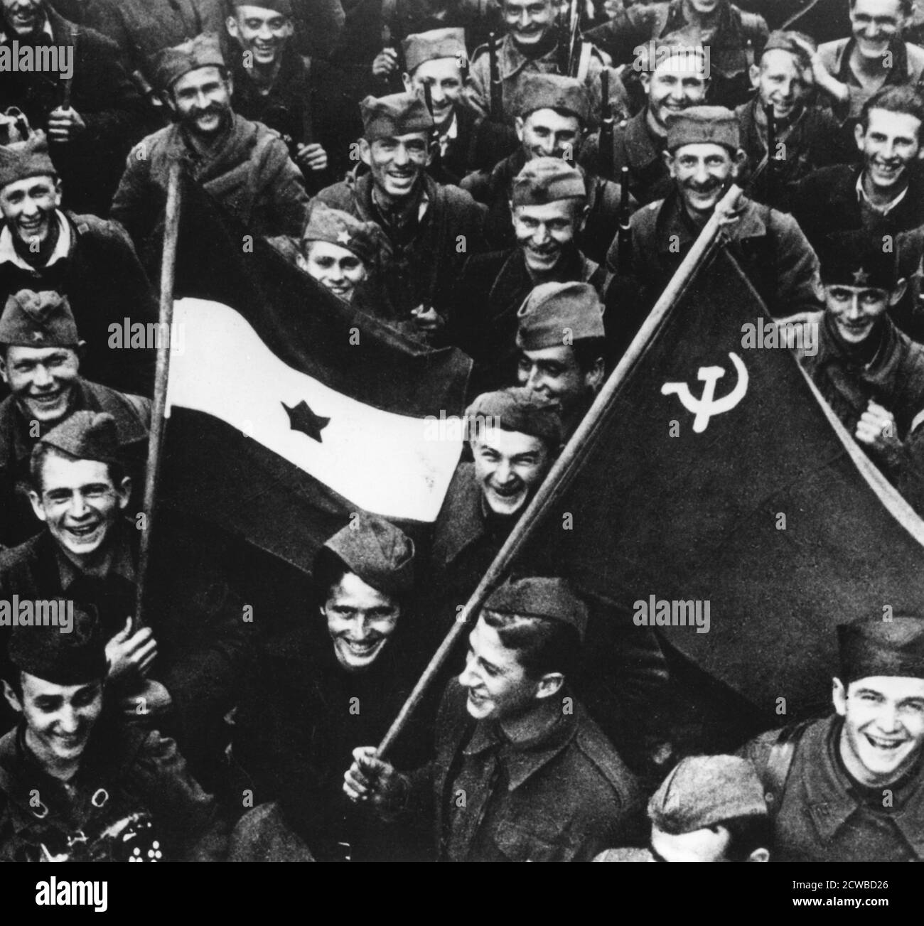 Libération de Belgrade, octobre 1944. Des troupes russes jubilantes et des partisans yougoslaves se mêlent dans les rues de Belgrade. Le photographe est inconnu. Banque D'Images