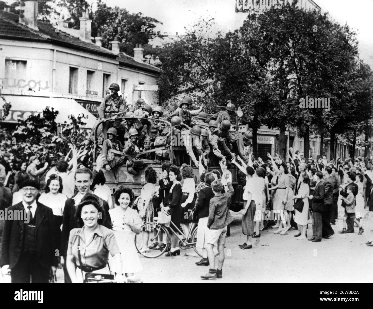 Libération de Paris, août 1944. Un chargement de soldats américains est accueilli par le peuple de la ville. Le photographe est inconnu. Banque D'Images