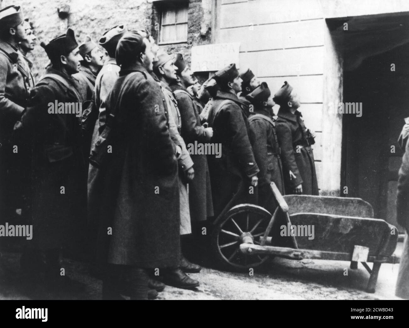 Soldats français dans un cinéma militaire, France, 1940. Le photographe est inconnu. Banque D'Images