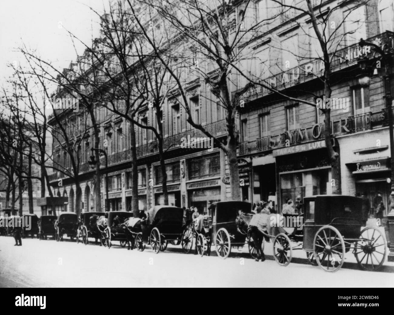 Taxis tirés par des chevaux dans une rue pendant l'occupation allemande, Paris, 1944. À la fin de l'occupation il y avait peu de voitures en raison de la pénurie d'essence. Le photographe est inconnu. Banque D'Images