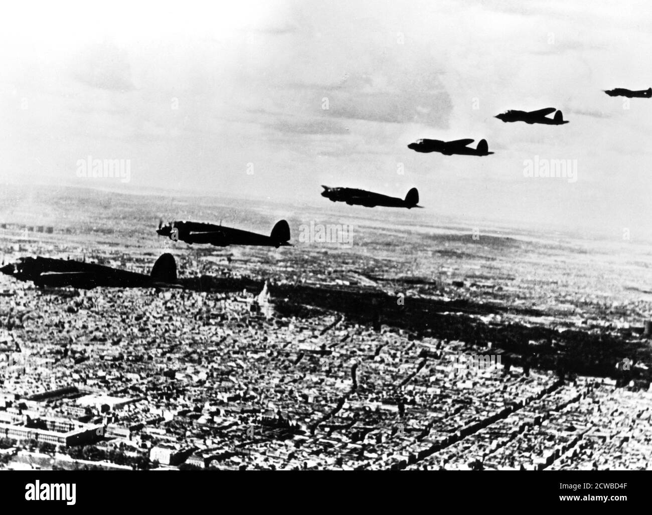 Escadron de Heinkel allemand He 111 bombardiers survolant Paris occupé, juillet 1940. Le photographe est inconnu. Banque D'Images