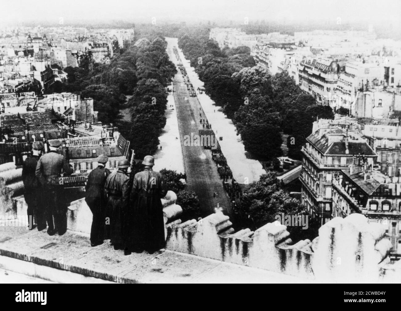 Défilé militaire allemand à Paris, juin 1940. Le général Kurt von Briesen observe depuis le sommet de l'Arc de Triomphe pendant que la parade passe le long de l'avenue Foch. Von Briesen commanda la 30e Division d'infanterie pendant l'invasion de la France. Il a été tué en action sur le front russe en 1941. Le photographe est inconnu. Banque D'Images