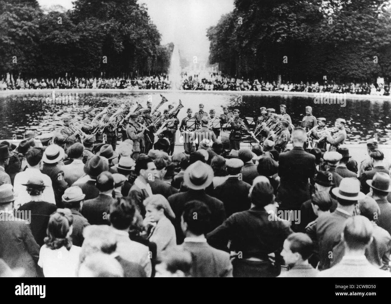 Concert militaire allemand dans le jardin des Tuileries, Paris, 15 août 1940. Le photographe est inconnu. Banque D'Images