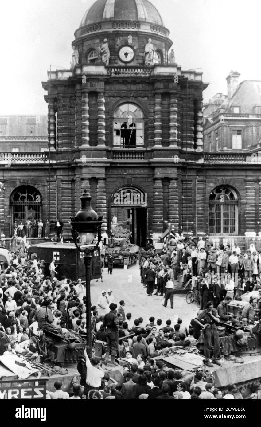 Évacuation des blessés allemands après la remise du bâtiment du Sénat, libération de Paris, août 1944. Le photographe est inconnu. Banque D'Images