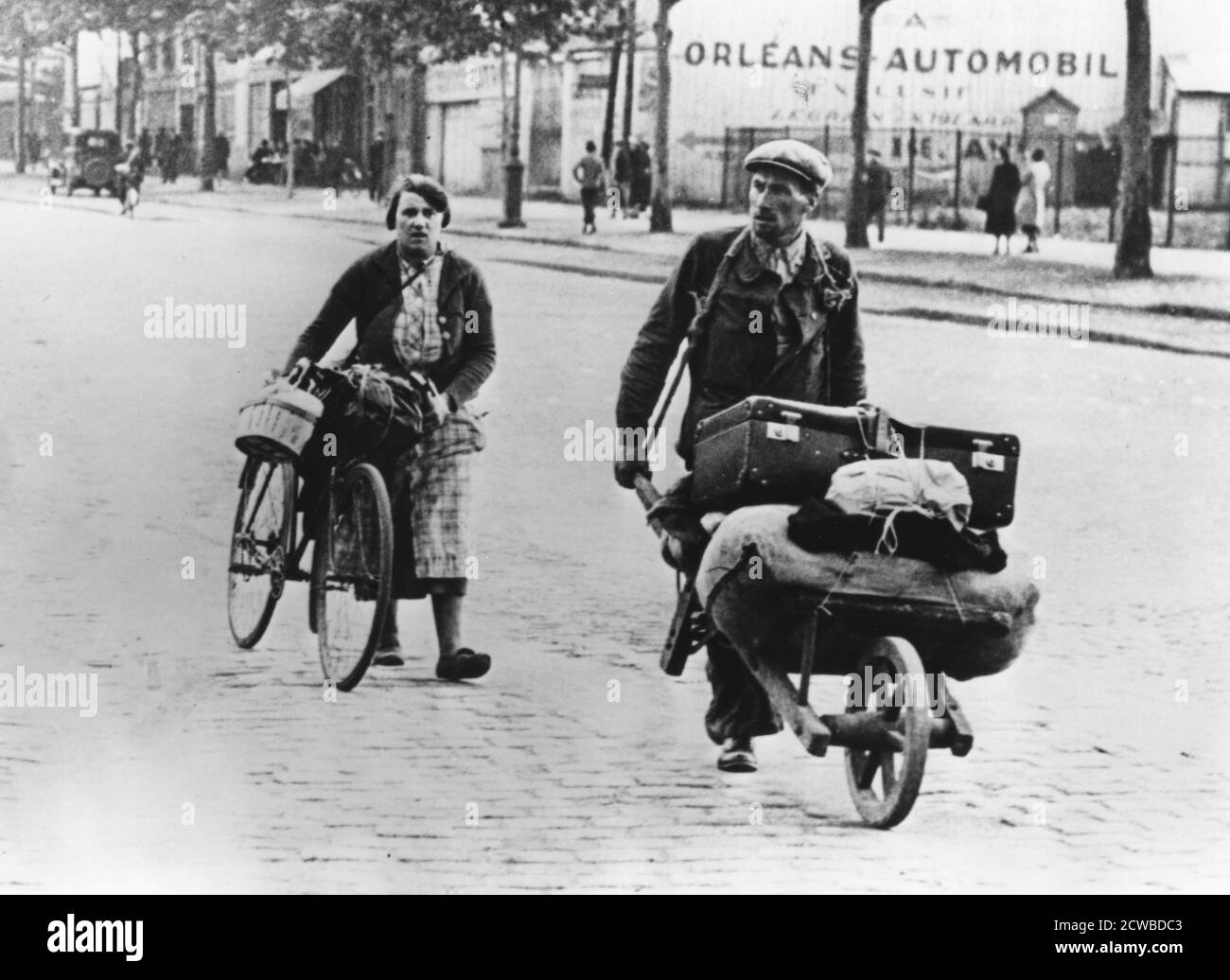 Les réfugiés français rentrent chez eux après la chute de la France aux Allemands, Paris, juillet 1940. Le photographe est inconnu. Banque D'Images