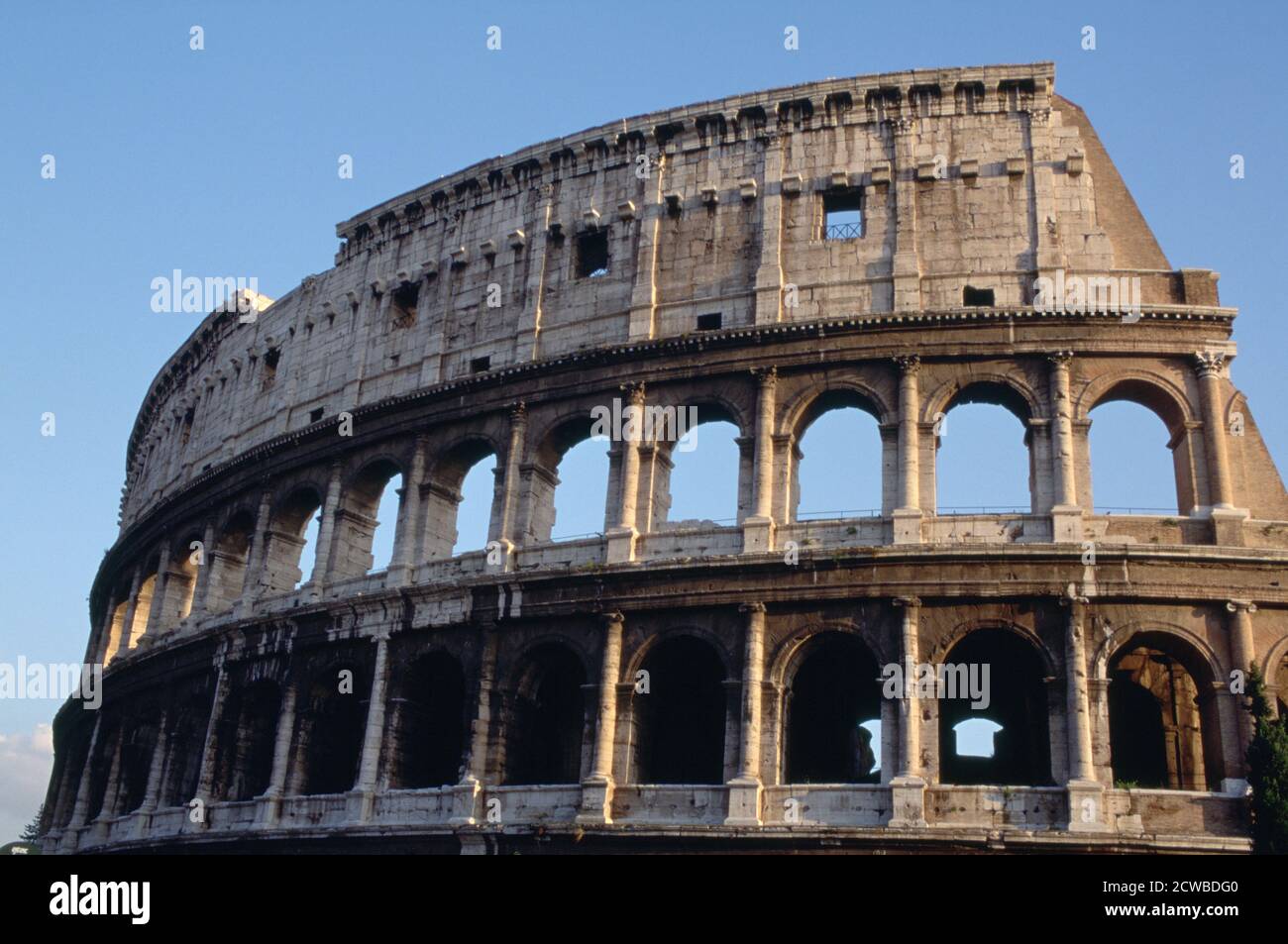 Colisée, Rome. Le Colisée, connu à l'origine sous le nom d'Amphithéâtre Flavian, est un amphithéâtre géant situé dans le centre de la ville de Rome. Le photographe est inconnu. Banque D'Images