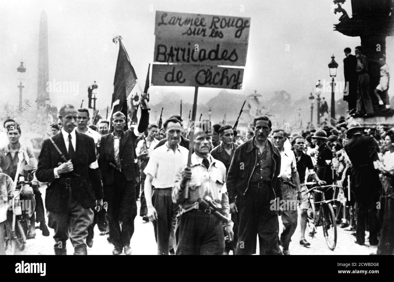 Des membres de la résistance française défilant à travers la place de la Concorde, libération de Paris, août 1944. Le écriteau indique : l'Armée rouge sur les barricades de Clichy. Alors que les forces alliées approchent Paris, les citoyens de la ville se sont mobilisés pour aider à mettre fin à l'occupation nazie. Une grève générale a été déclenchée le 18 août, des barricades ont été érigées et des escarmouches avec les troupes allemandes ont éclaté. Au moment où les Allemands se sont rendus après l'entrée des troupes françaises libres dans la ville le 25 août, environ 1500 civils et membres de la résistance ont été tués dans les combats. Le photographe est inconnu. Banque D'Images