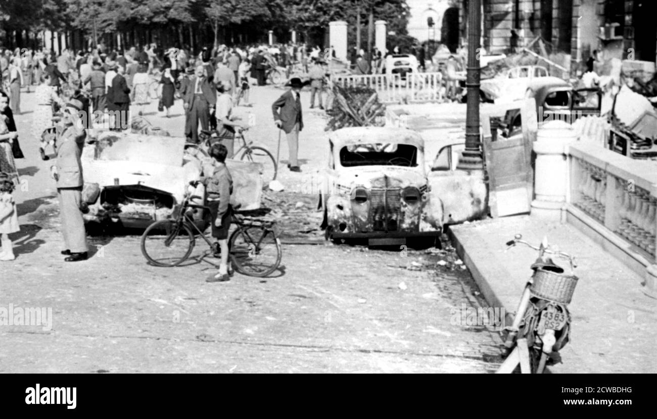 Voitures brûlées, place de la Concorde, libération de Paris, août 1944. Après un peu plus de quatre ans d'occupation, les Allemands rendirent la ville à la 2ème Division blindée française le 25 août 1944. La semaine précédente, la résistance française et les éléments de la population générale se sont levés en révolte contre leurs occupants. Le photographe est inconnu. Banque D'Images