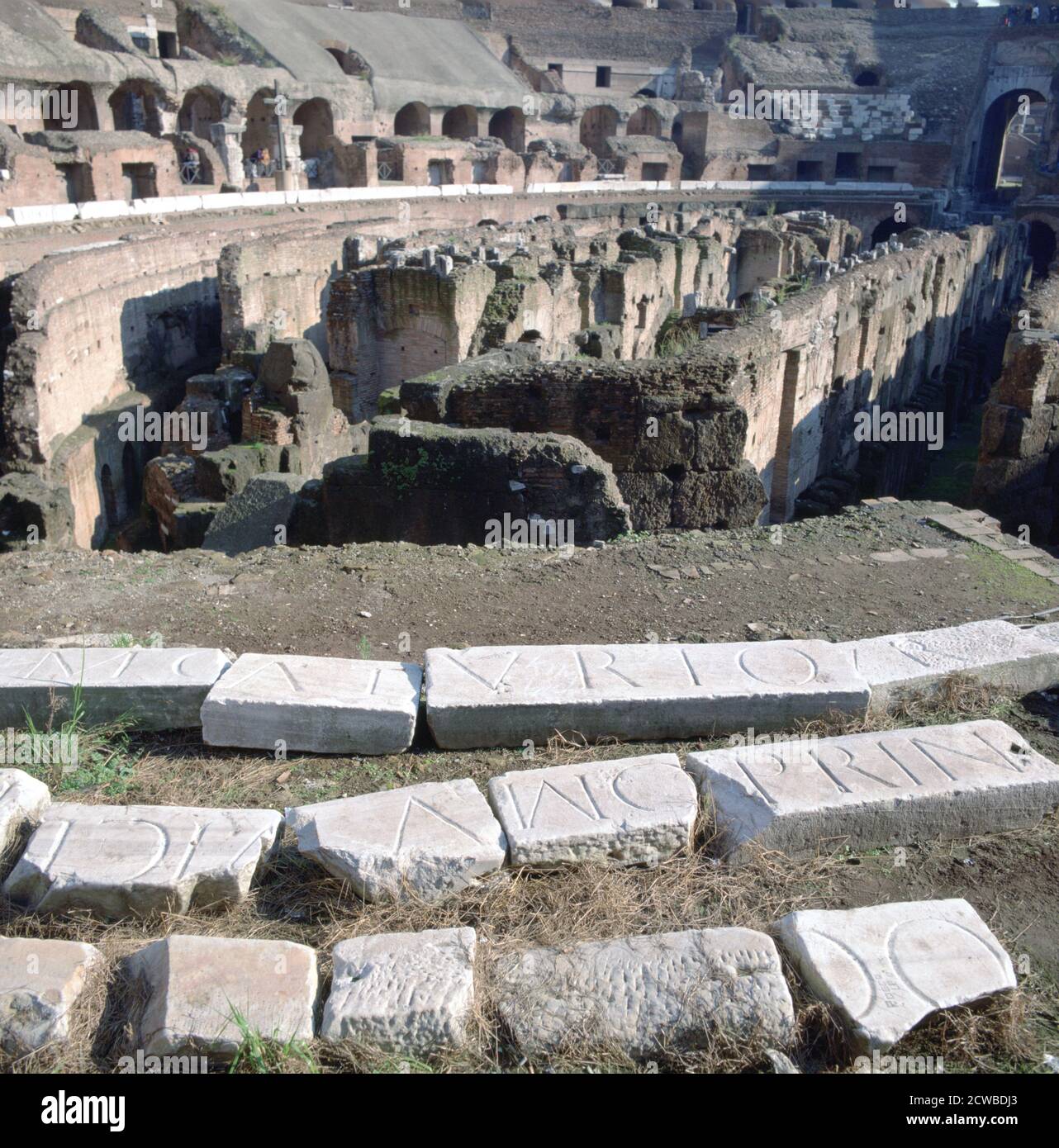 Colisée, Rome. Le Colisée, connu à l'origine sous le nom d'Amphithéâtre Flavian, est un amphithéâtre géant situé dans le centre de la ville de Rome. Le photographe est inconnu. Banque D'Images