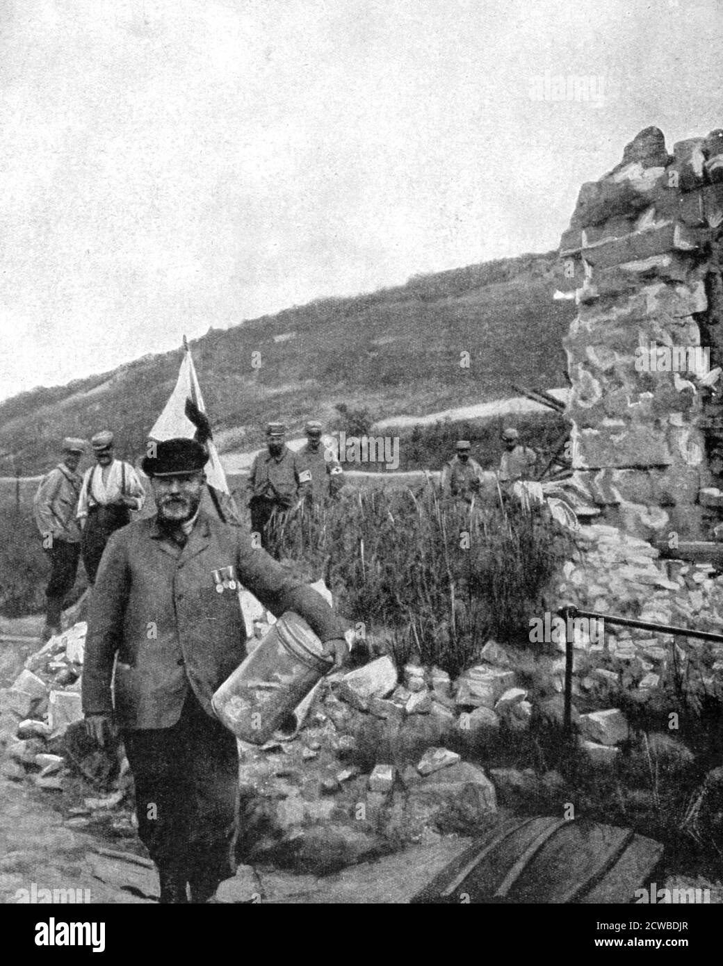 Le maire d'Ablain-Saint-Nazaire dans les ruines de la commune, 1915. Un imprimé du pays de France, 5 août 1915. Le photographe est inconnu. Banque D'Images