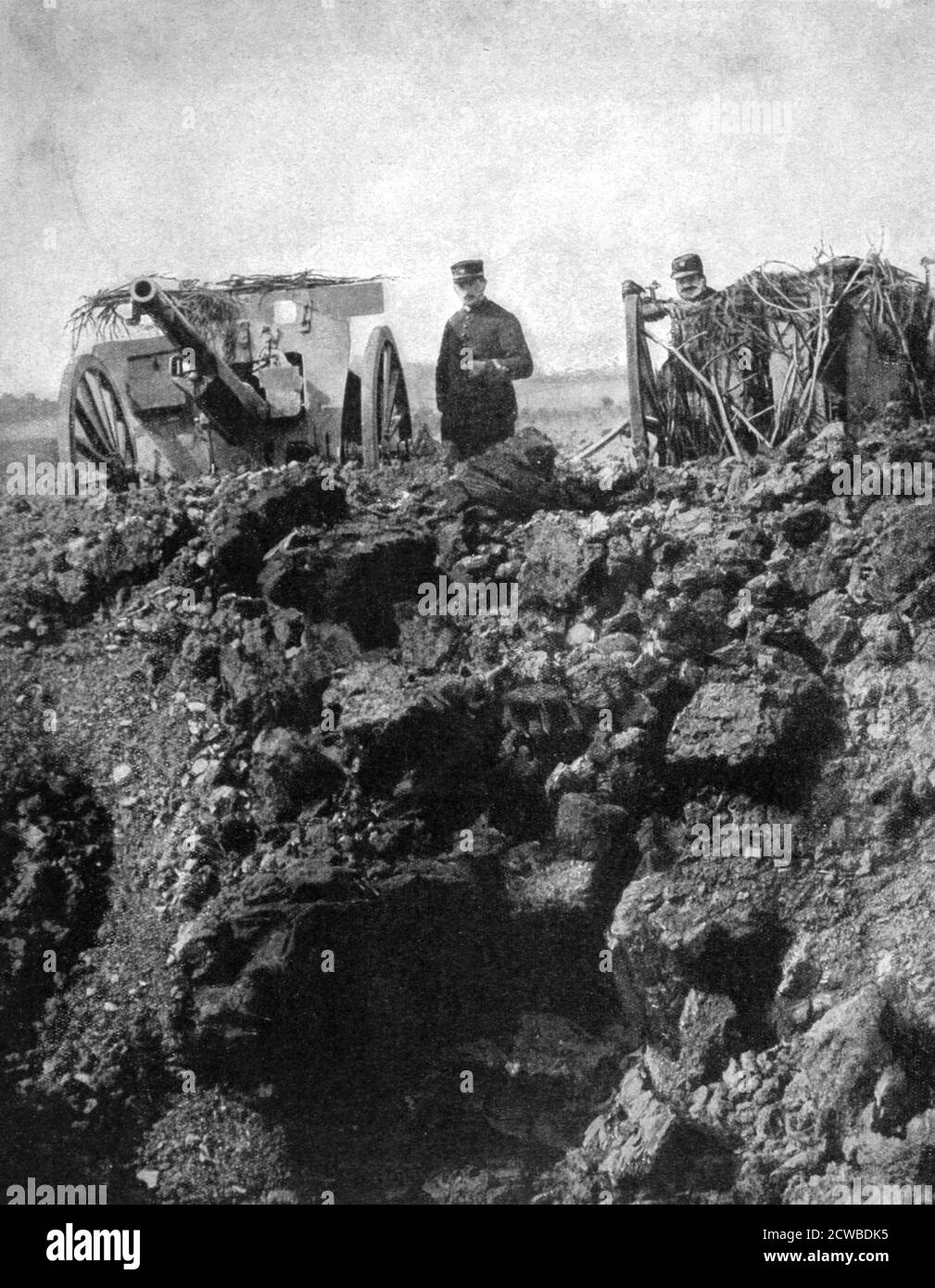 Une batterie française du 75e a une courte fuite, première Guerre mondiale, 1915. Un énorme cratère à côté des canons de l'unité. Un imprimé du pays de France, le 30 septembre 1915. Le photographe est inconnu. Banque D'Images