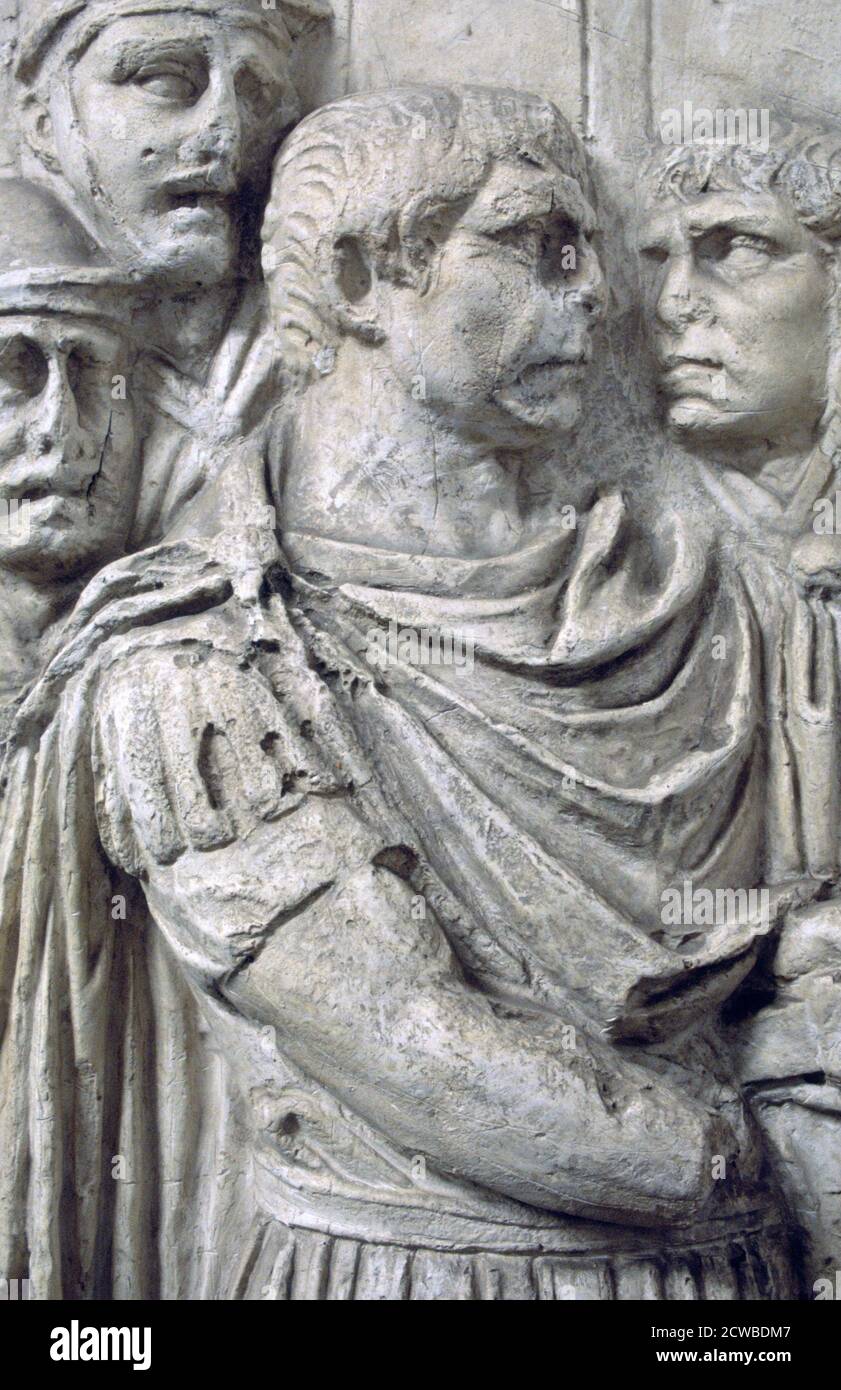Empereur Trajan, colonne de Trajan, Rome. La colonne de Trajan a été soulevée par Apollodorus de Damas sur ordre du Sénat. Il est situé dans le Forum de Trajan, construit près de la colline Quirinal, au nord du Forum romain. Achevée en 113 après J.-C., la colonne est sculptée en relief avec un récit des deux campagnes de l'empereur Trajan à Dacia (Roumanie moderne). L'artiste est inconnu. Banque D'Images