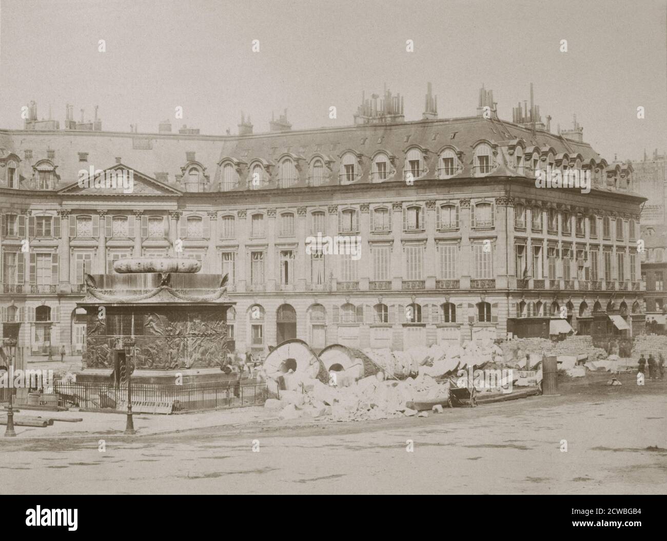 Tombé, colonne de la Place Vendôme, Paris, 1871. Vue de la Place Vendôme montrant les ruines de la colonne triomphale érigée par Napoléon que les Communards démoli en raison de son symbolisme impérialiste. D'une collection privée. Banque D'Images