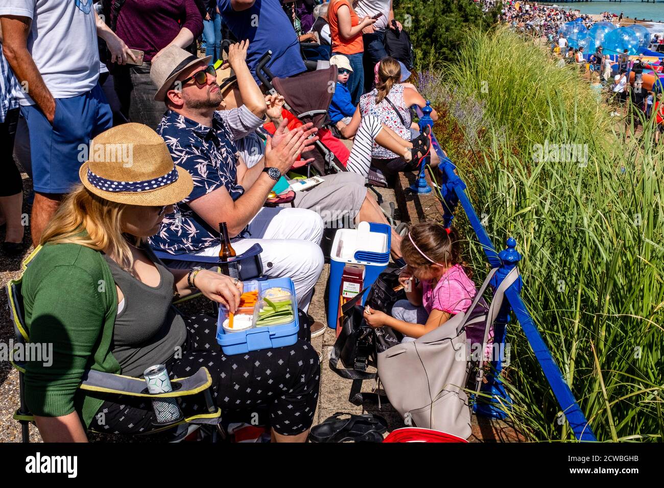 Foules Regardez le spectacle aérien d'Eastbourne depuis la Promenade, Eastbourne, East Sussex, Royaume-Uni Banque D'Images