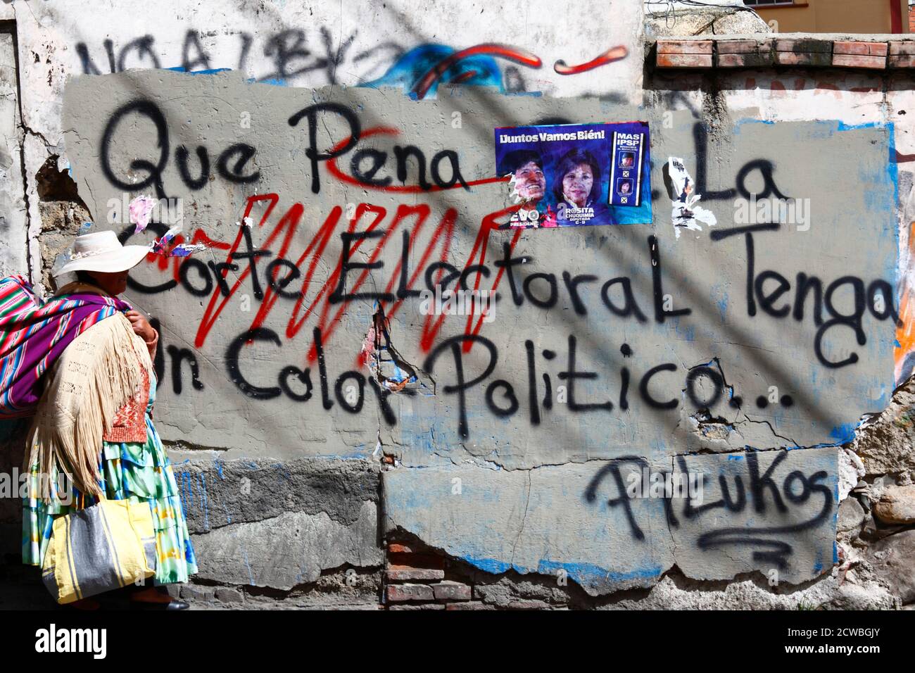 La Paz, Bolivie, 5 janvier 2015. Graffiti sur un mur accusant la Cour électorale de ne pas être impartiale Banque D'Images