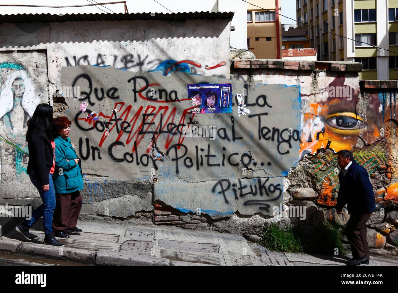 La Paz, Bolivie, 5 janvier 2015. Graffiti sur un mur accusant la Cour électorale de ne pas être impartiale Banque D'Images
