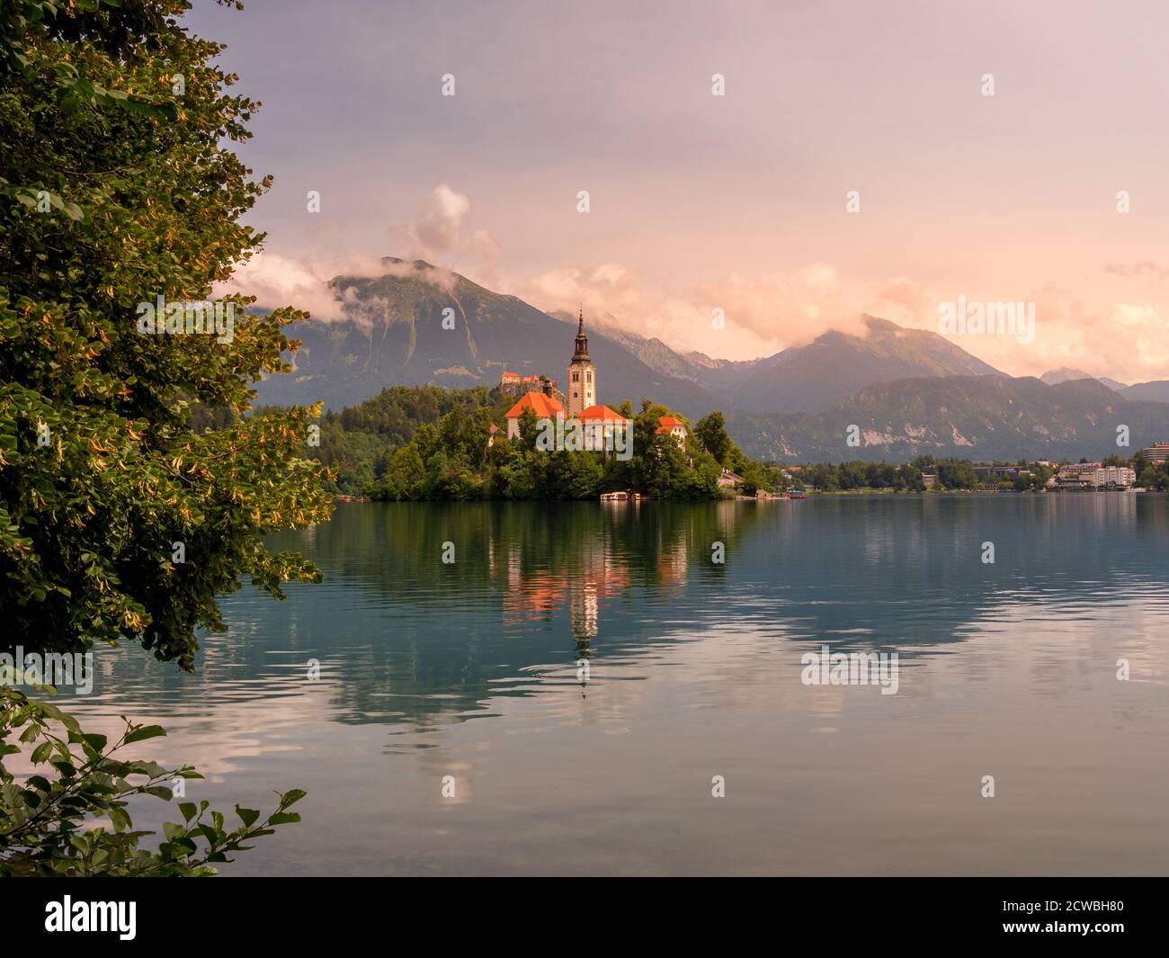 Lac de Bled Slovénie. Beau lac de montagne avec petite église de pèlerinage. Le plus célèbre lac slovène et l'île Bled avec le château de Bled en arrière-plan. Banque D'Images