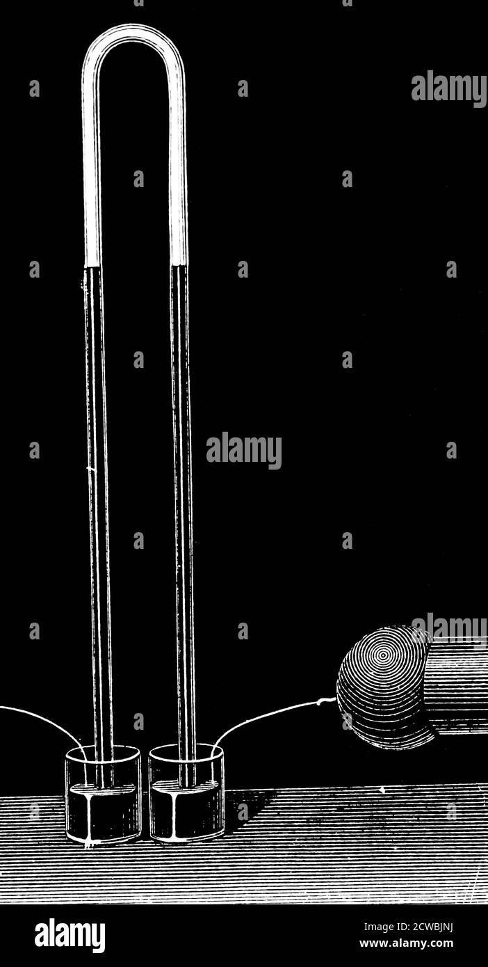 Gravure illustrant l'expérience de Davy avec une lampe à vapeur de mercure. Un long tube en U contient deux colonnes de mercure : les deux extrémités du tube sont immergées dans des tasses de mercure. Lorsqu'un courant électrique traverse, l'air entre les colonnes s'illumine d'une lumière bleuâtre faible. Le chauffage intensifiait la lumière, et l'introduction de bulles d'air la changea en violet. Davy a conclu que la lumière était due à la vapeur de mercure. Banque D'Images