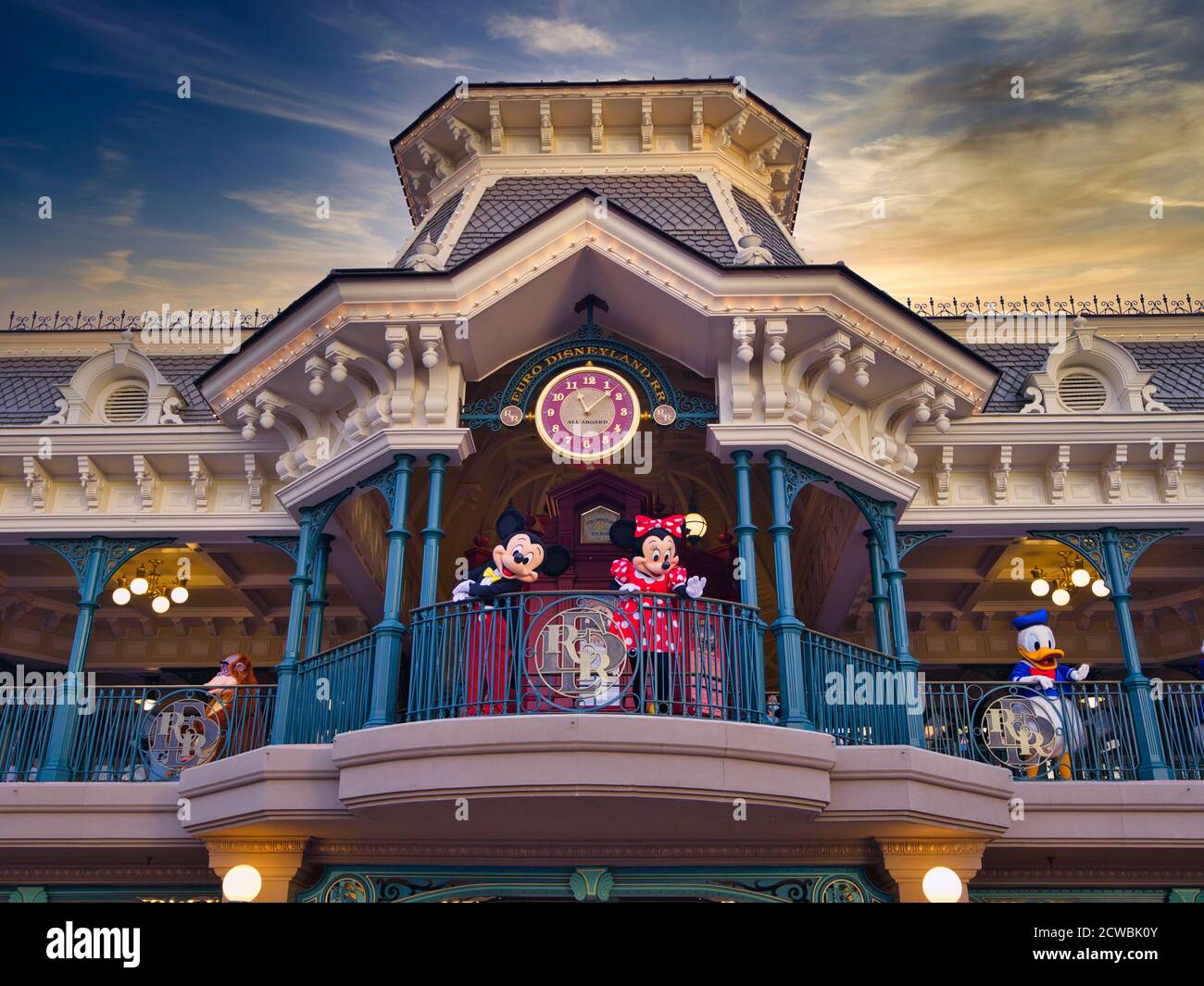 Personnages saluant les invités, Disneyland Paris, Marne-la-Vallée, Paris, France, Europe Banque D'Images