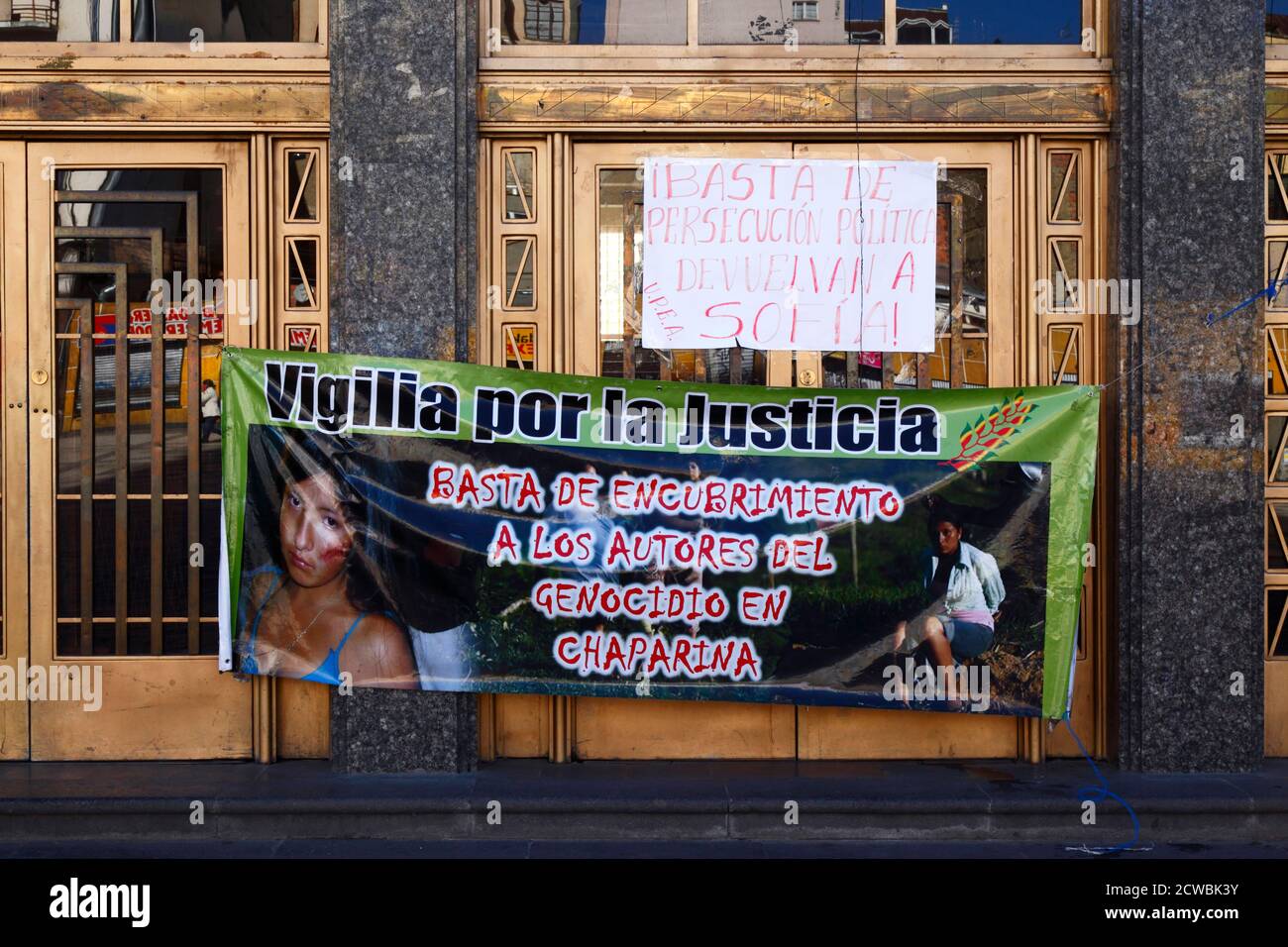 Bannière sur l'entrée de l'Université UPEA exigeant justice pour les personnes tuées / blessées lorsque la police a envahi le camp de protestation de la route TIPNIS à Chaprina, en Bolivie Banque D'Images