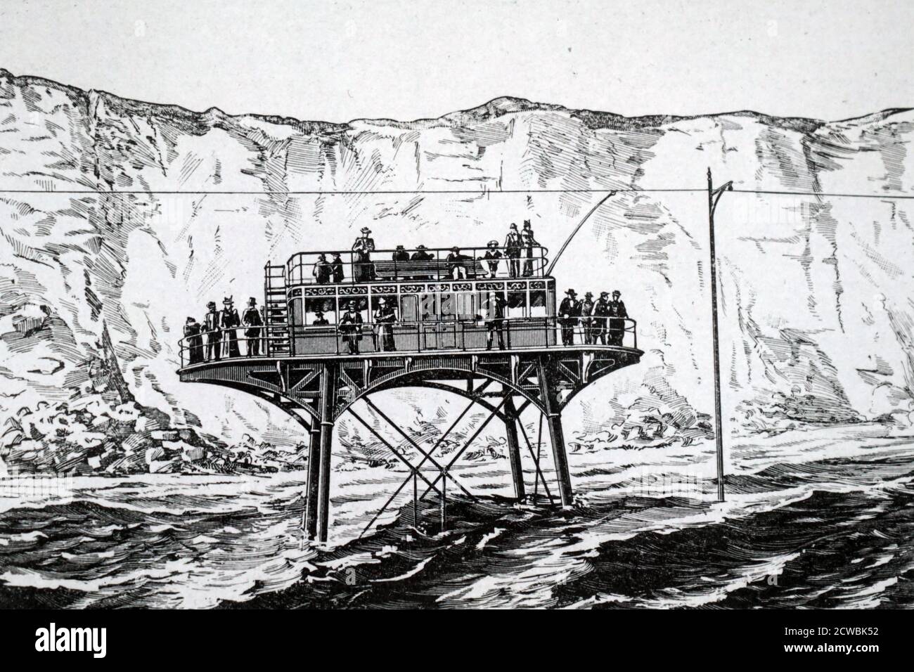 Gravure représentant le wagon électrique de Magnus Volk qui rouit sur des rails posés sur la plage entre Brighton et Rotingdean. Ceci montre la voiture qui se déplace devant les falaises avec la marée dedans. Banque D'Images