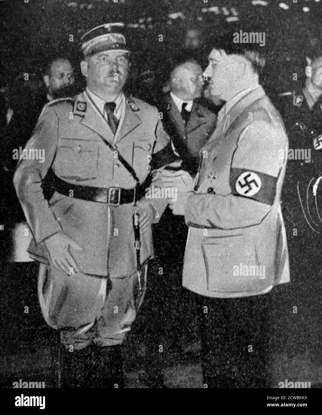 Photo en noir et blanc d'Hitler et d'Ernst Rohm, fondateur et chef de la sa (Sturmabteilung 'Storm Battalion'), la milice du Parti nazi. Banque D'Images