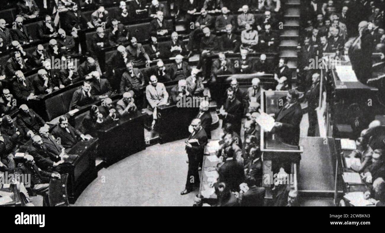Photo en noir et blanc du politicien français Edouard Herriot (1872-1957) s'adressant à la Chambre du Parlement au sujet des dettes envers les Américains. Banque D'Images