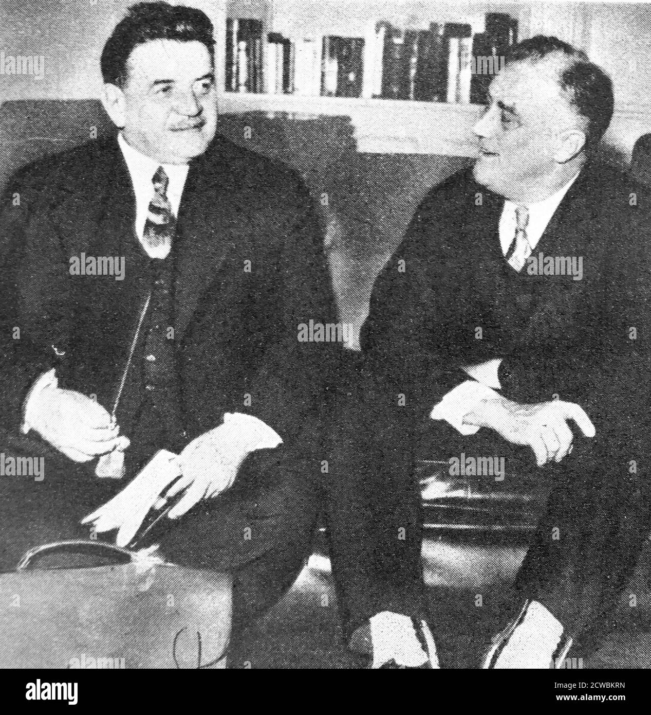 Photo en noir et blanc d'Edouard Herriot (1872-1957), homme politique français, et Franklin Roosevelt (1882-1945), président des États-Unis. Ils discutaient de la question des dettes de guerre envers les États-Unis. Banque D'Images