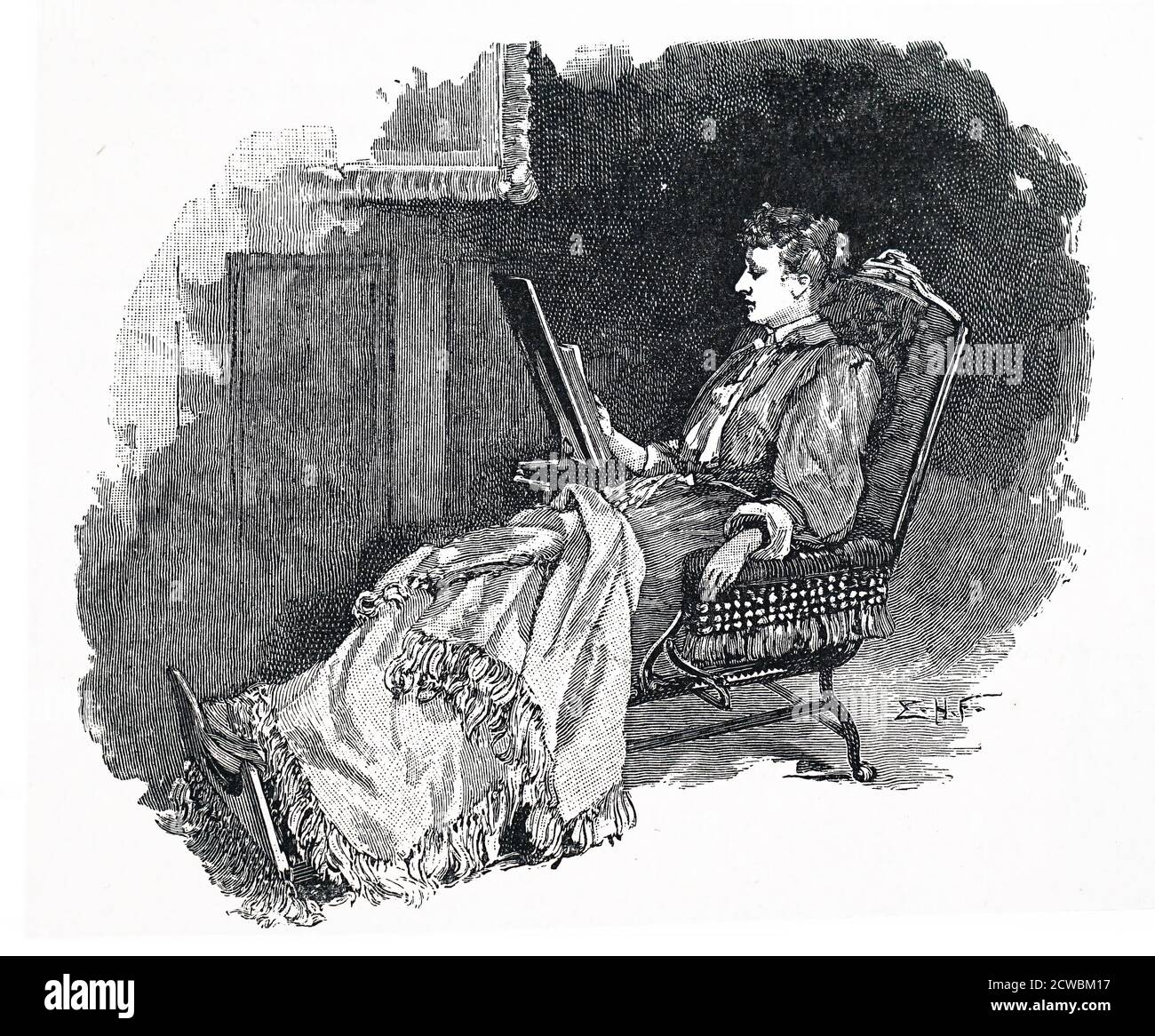 Gravure représentant une jeune femme assise dans une chaise pliante avec ses pieds étendus comme elle lit un livre. Banque D'Images