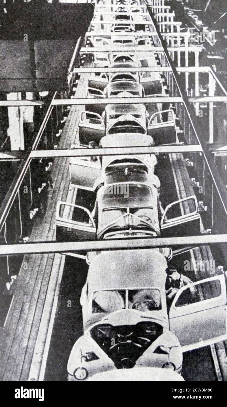 Photo en noir et blanc d'une chaîne de montage d'automobiles en cours de construction à l'usine Ford de Detroit. Banque D'Images