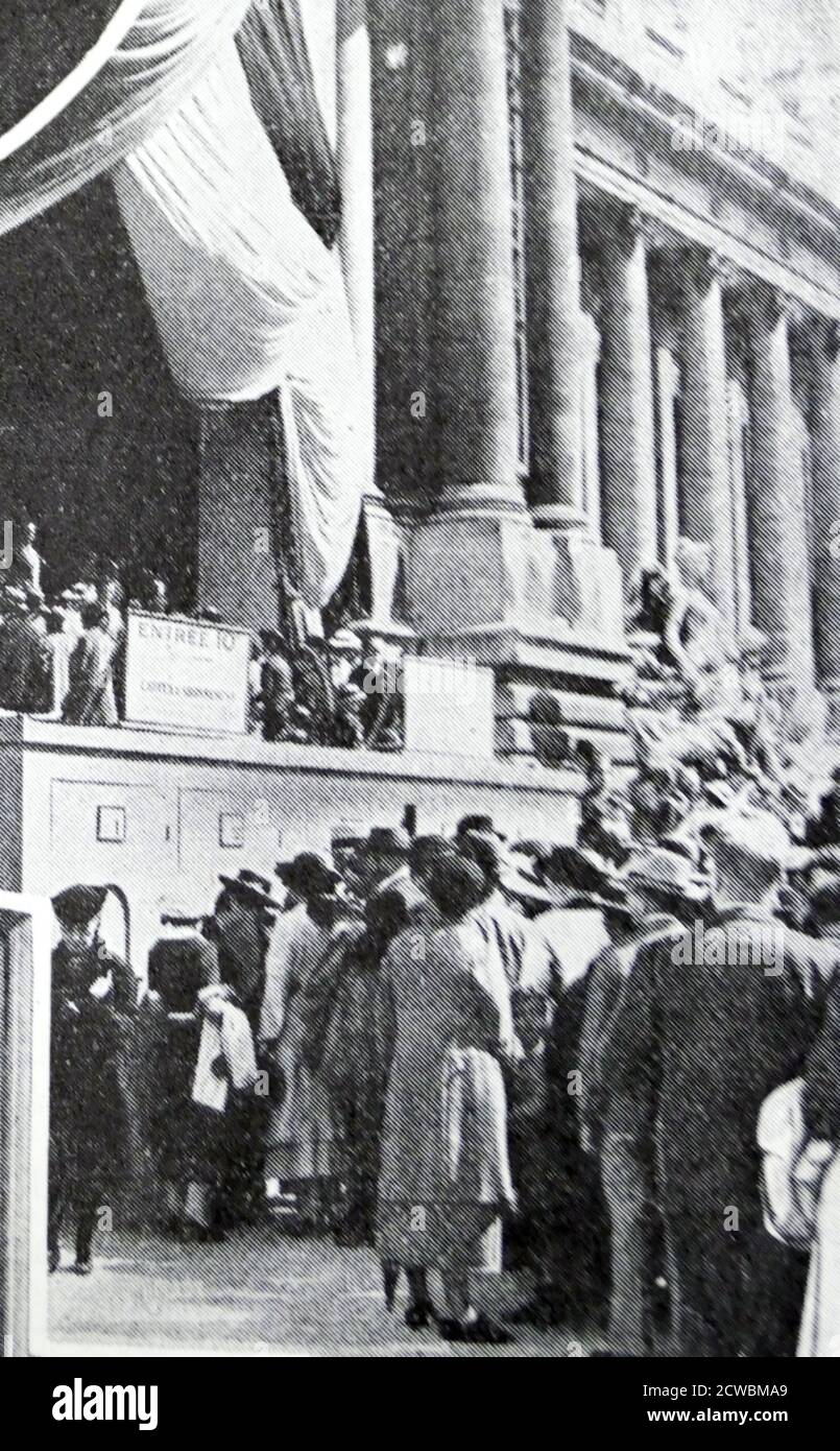 Photo en noir et blanc d'une exposition d'art italien au petit Palais, Paris, en 1935; les gens font la queue pour entrer dans l'exposition. Banque D'Images