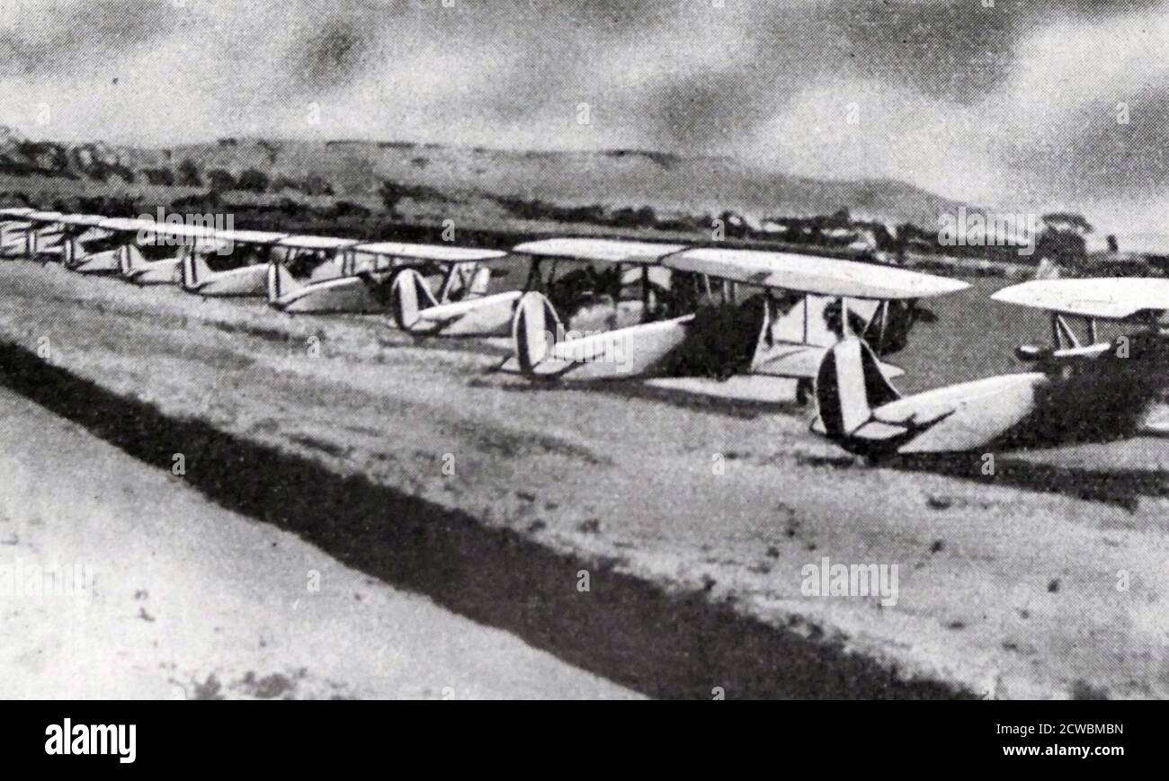 Photo en noir et blanc de la guerre en Ethiopie après l'invasion italienne de 1935; bombardiers italiens à la bataille d'Adoua, attendant de décollage. Banque D'Images