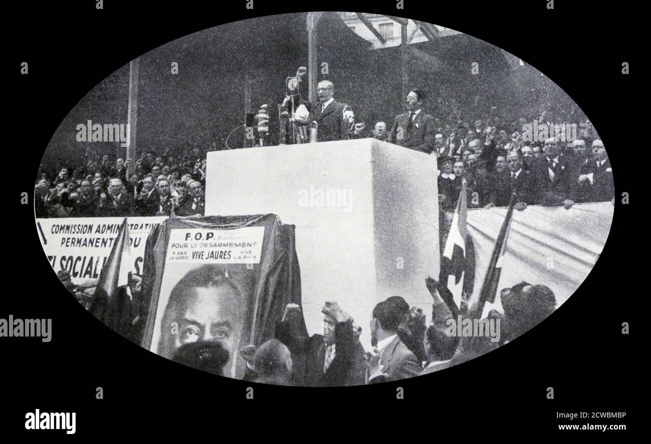 Photo noir et blanc des grèves du Front populaire de 1936; drapeau rouge à l'entrée de l'usine. Banque D'Images