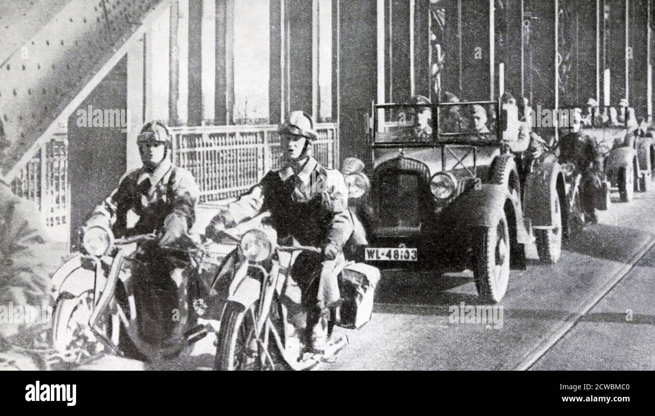 Photo en noir et blanc des troupes allemandes traversant le Rhin en voiture et en moto pour entrer à Cologne, mars 1936. Banque D'Images