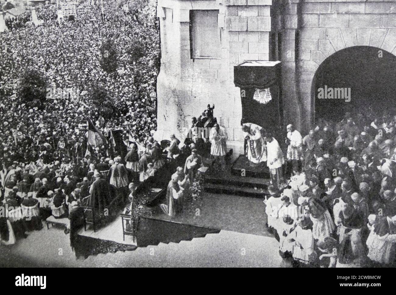 Photographie en noir et blanc du cardinal Eugenio Pacelli (1876-1958), plus tard le pape Pie XII, à Liseaux, célébrant un service religieux devant la basilique en présence d'une grande foule. Banque D'Images