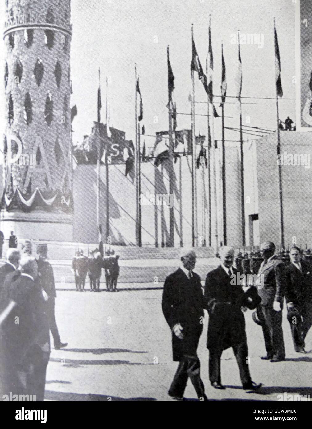 Photographies en noir et blanc de l'exposition universelle (exposition universelle) à Paris en 1937; pavillons de pays étrangers sur les quais. Banque D'Images