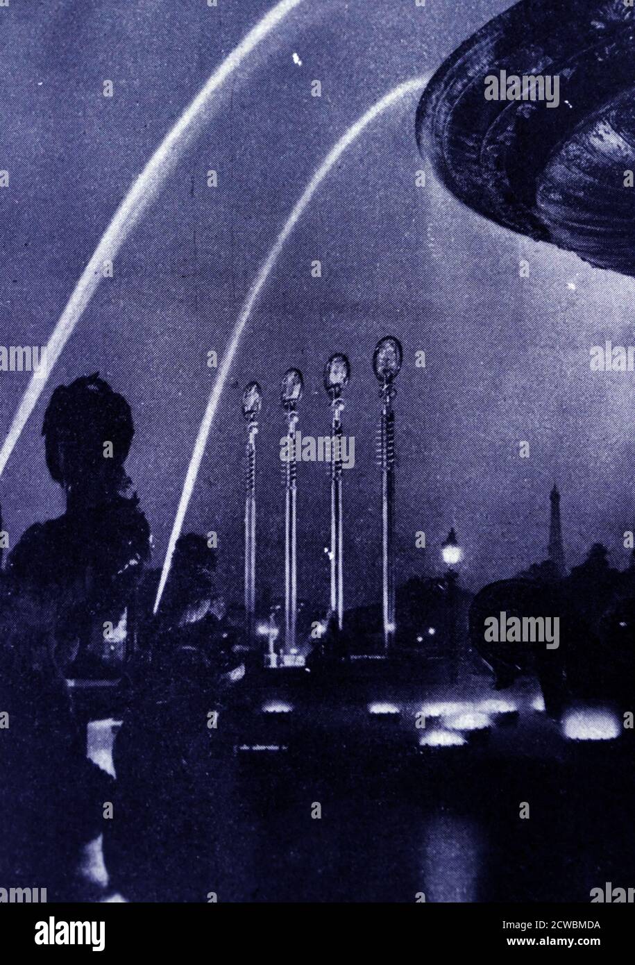 Photographies en noir et blanc de l'exposition universelle (Foire mondiale) à Paris en 1937; place de la Concorde la nuit. Banque D'Images