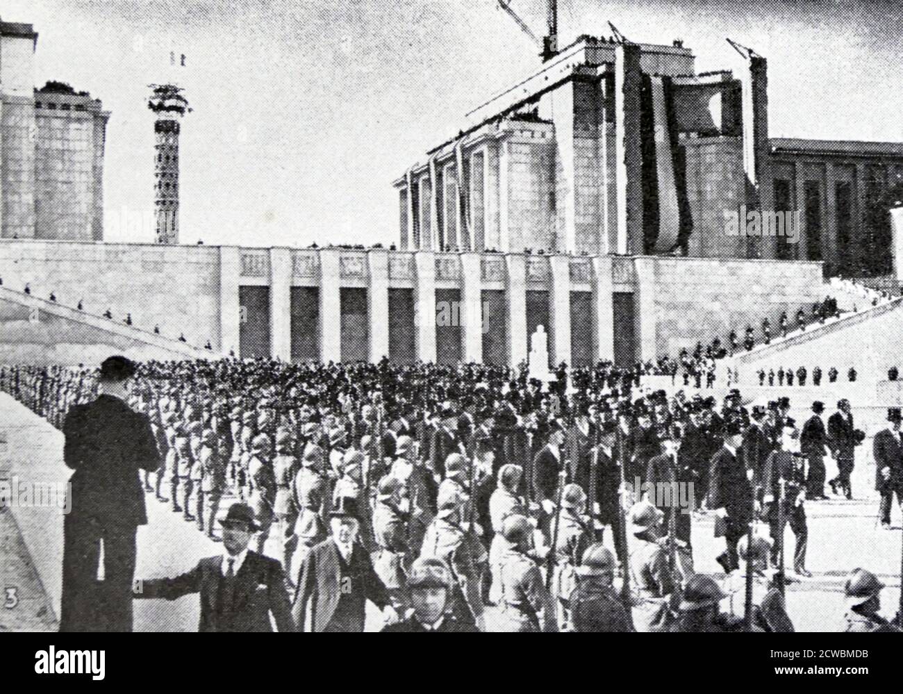 Photographies en noir et blanc de l'exposition universelle à Paris en 1937; procession officielle devant le Palais de Chaillot. Banque D'Images