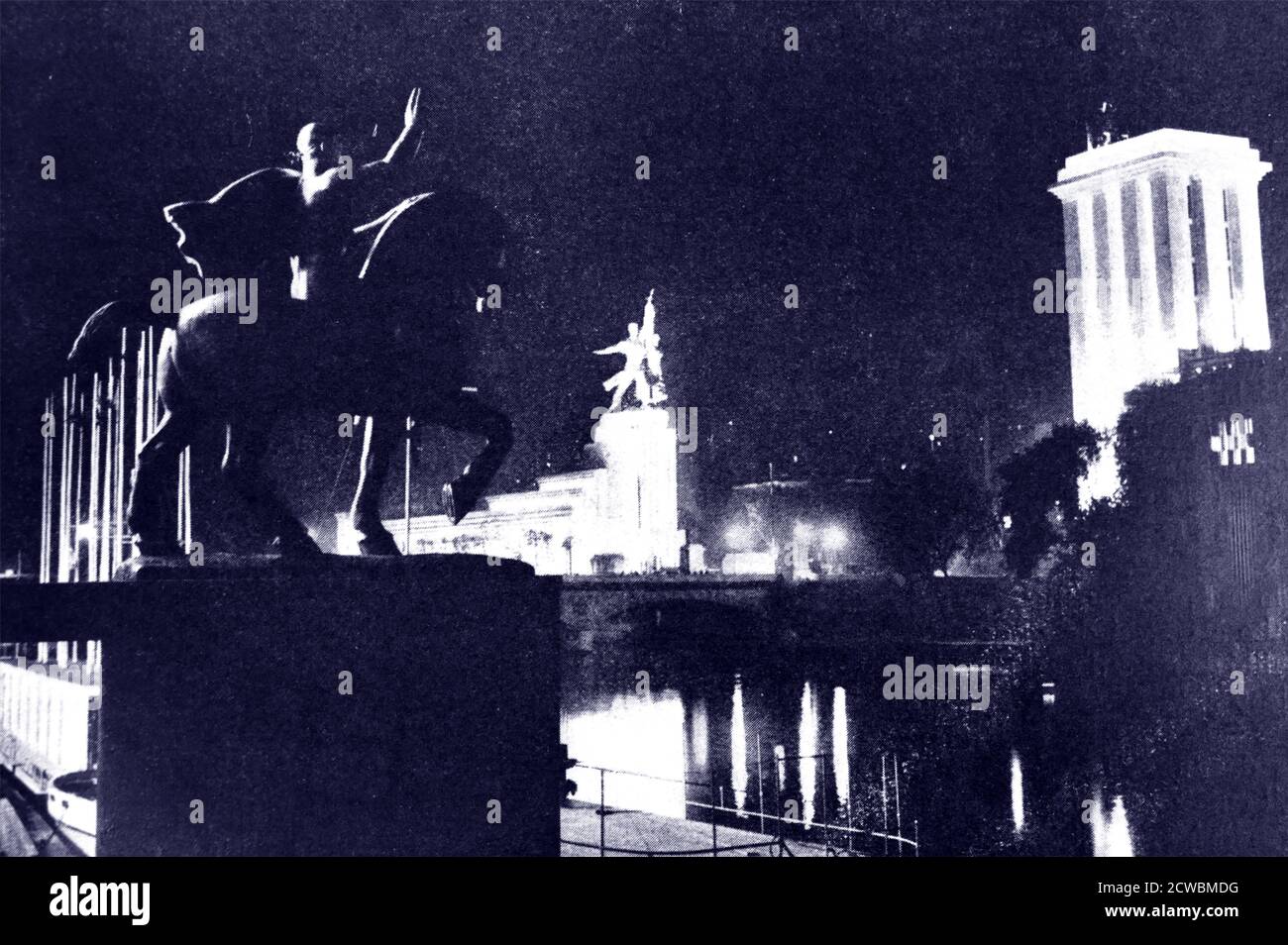 Photographies en noir et blanc de l'exposition universelle (Foire mondiale) à Paris en 1937; l'exposition de nuit. À gauche se trouve le pavillon russe et l'allemand en face ; ils semblent se défier les uns les autres. Banque D'Images