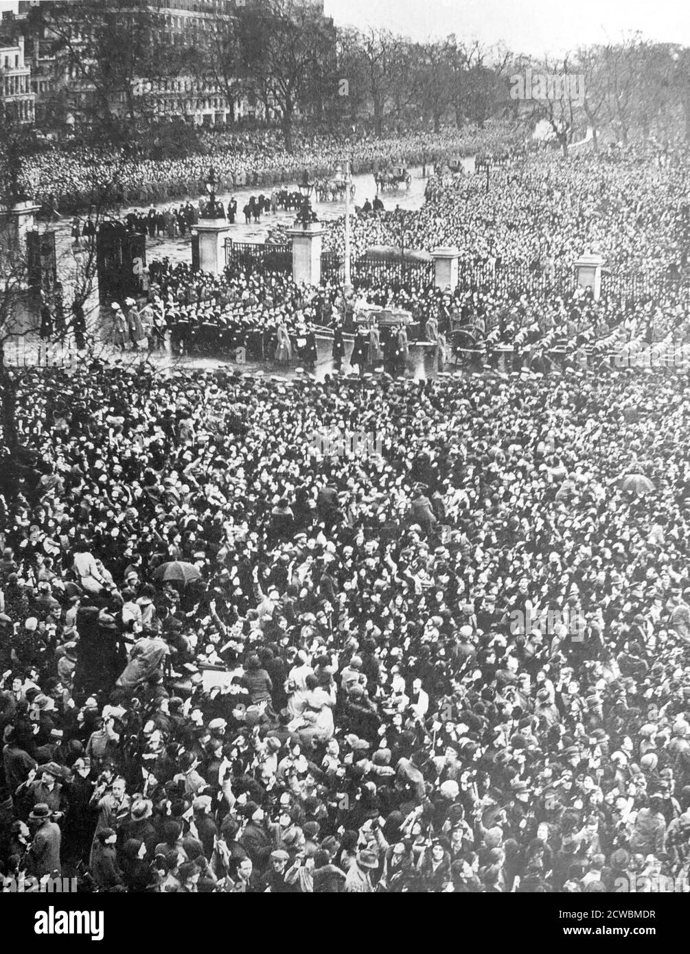 Photographie en noir et blanc des funérailles du roi George V du Royaume-Uni (1865-1936); des milliers de personnes bordent les rues de Londres pour voir la procession. Banque D'Images