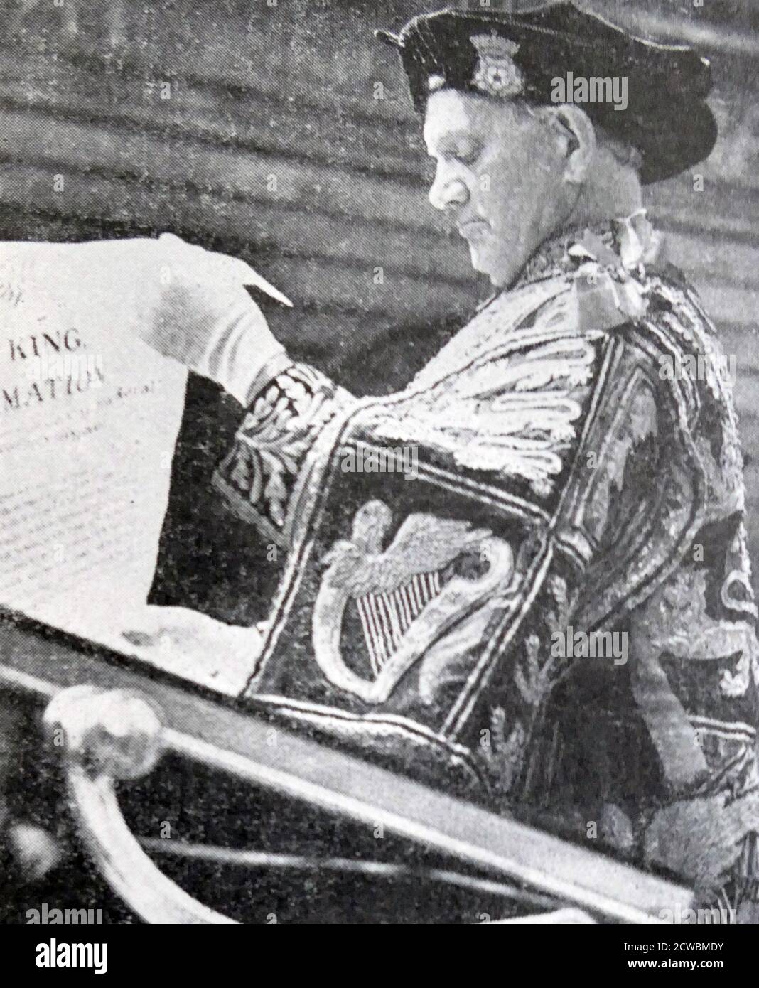 Photographie en noir et blanc des funérailles du roi George V du Royaume-Uni (1865-1936); l'hérald des armes prononce le règne du nouveau roi. Banque D'Images