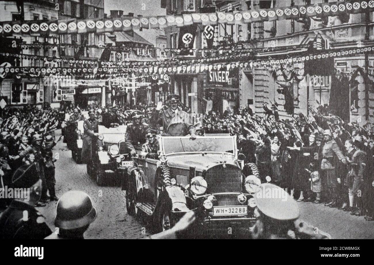 Photographie en noir et blanc Hitler entrant dans Asch dans les Sudètes à une réception enthousiaste alors que sa voiture roule dans la rue. Banque D'Images