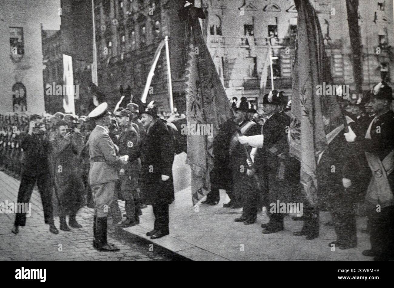 Photographie en noir et blanc de Wilhelm Frick (1877-1946), homme politique allemand et ministre de l'intérieur; il est accueilli par les Allemands des Sudètes à son arrivée à Bodenbach. Banque D'Images