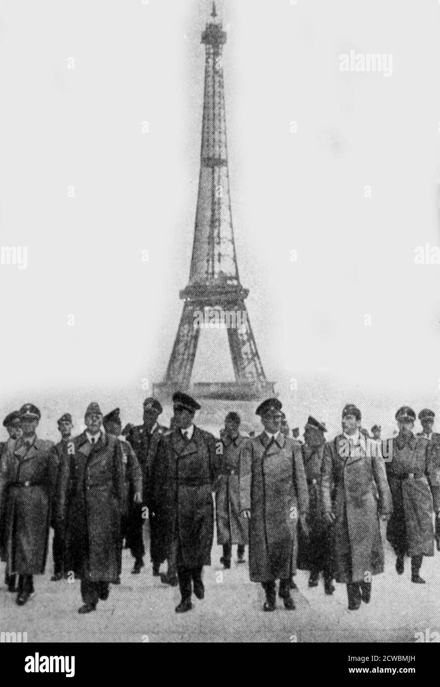Photographie en noir et blanc de la bataille de France, mai-juin 1940; Adolf Hitler entre à Paris Banque D'Images